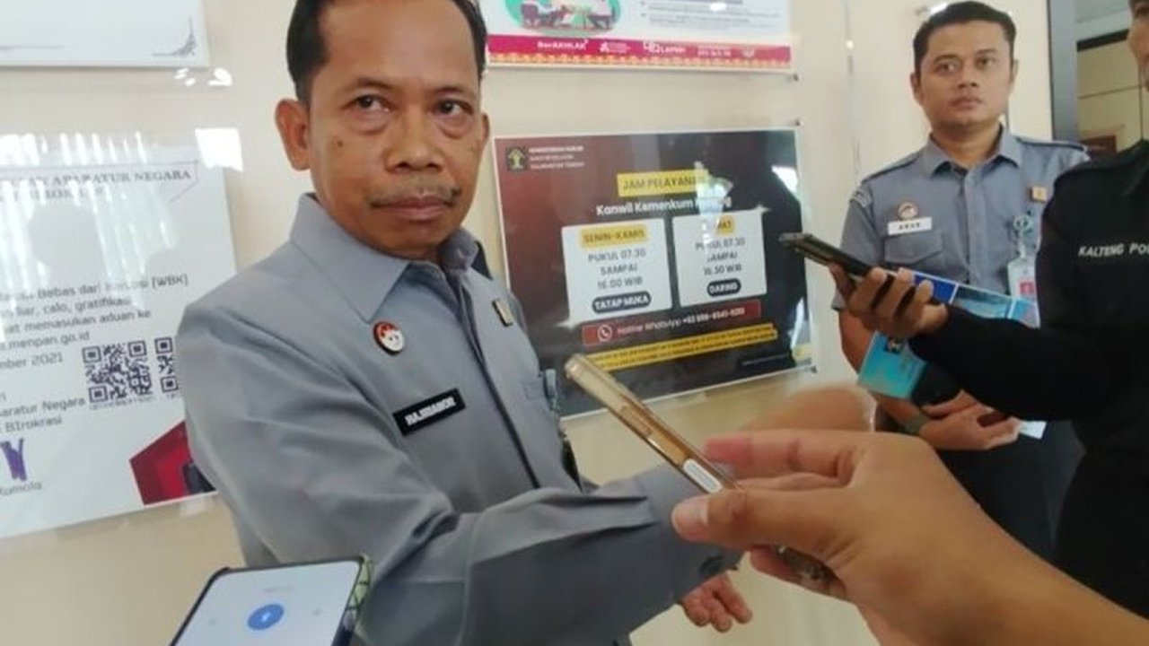 Kepala Kanwil Kemenkum Kalimantan Tengah, Hajrianor, menegaskan sinergi adat pemerintah krusial bagi pembangunan hukum daerah, menciptakan kepastian hukum berkeadilan dan menjaga stabilitas sosial di tengah keberagaman Kalimantan Tengah.