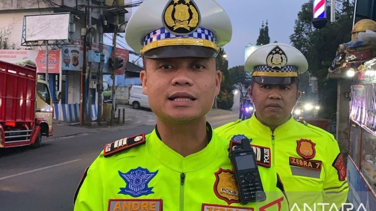 Libur panjang akhir pekan memicu lonjakan arus wisatawan Lembang, Bandung Barat. Satlantas Polres Cimahi memberlakukan rekayasa lalu lintas dan mengerahkan puluhan personel untuk mengurai kepadatan, serta menangani insiden kecelakaan lalu lintas.