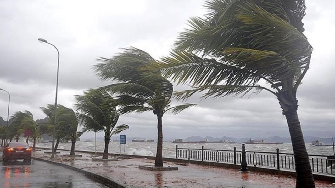 Badan Meteorologi Jepang (JMA) mengeluarkan peringatan dini terkait Topan Jangmi Jepang yang berpotensi membawa hujan lebat, angin kencang, dan risiko bencana di sepanjang pesisir Pasifik pekan ini. Simak selengkapnya!