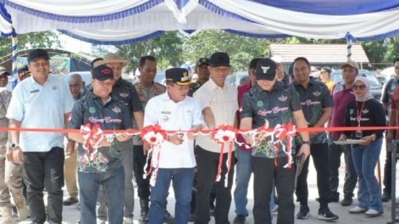 Bupati Kapuas Muhammad Wiyatno meresmikan Gantangan Kapuas Bersinar di Desa Tambun Raya, sebuah fasilitas representatif untuk komunitas burung berkicau yang diharapkan menjadi pusat silaturahmi, edukasi, dan penggerak ekonomi UMKM.