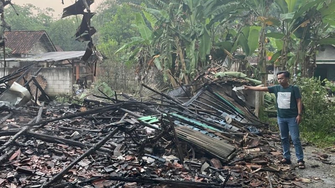 Sebuah rumah di Blora ludes terbakar diduga akibat korsleting listrik, menghanguskan uang tunai Rp65 juta, sepeda motor, dan barang berharga lainnya, menimbulkan kerugian besar bagi pemiliknya.