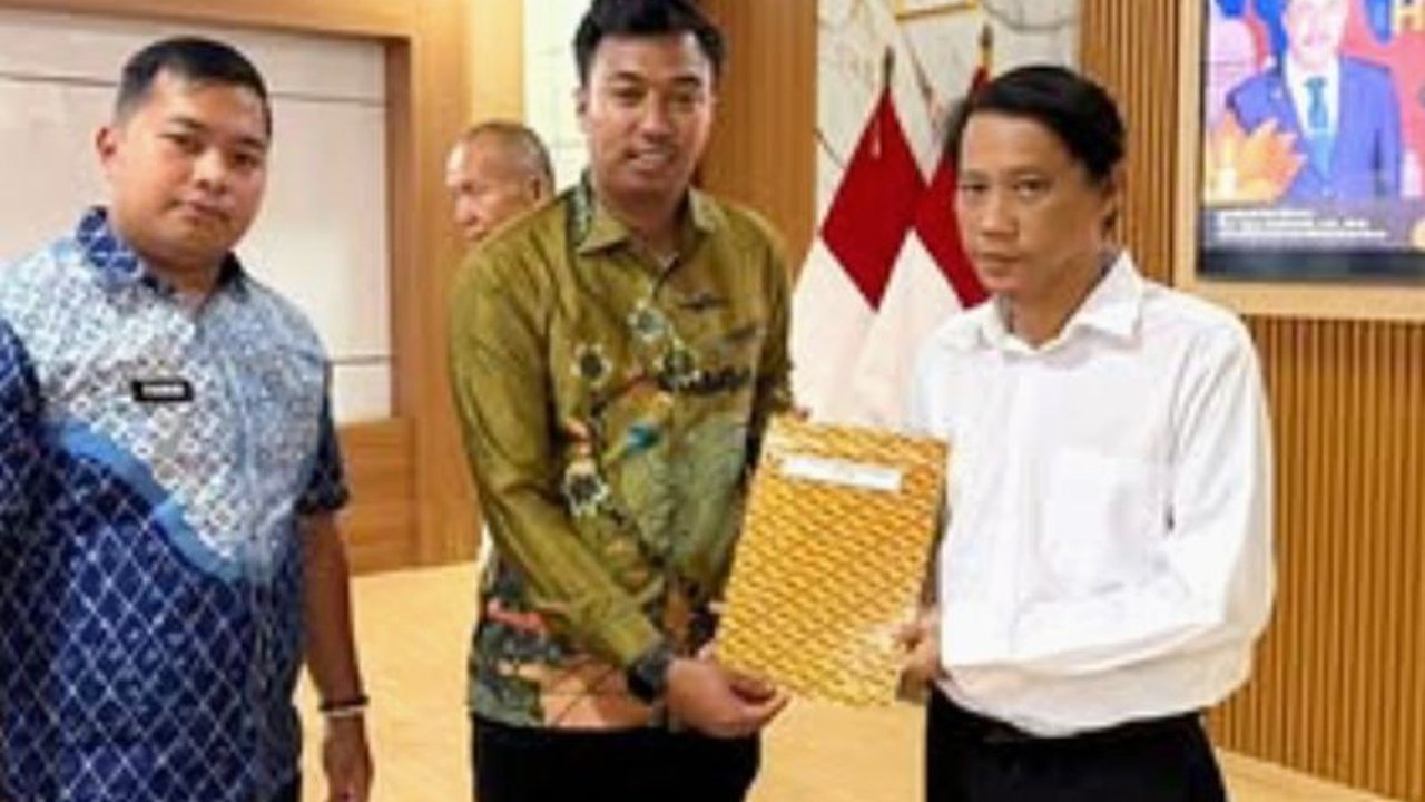 Dua narapidana beragama Buddha di Lapas Karawang mendapatkan Remisi Khusus Waisak 2026, sebuah penghargaan atas perilaku baik dan motivasi untuk kembali ke masyarakat.