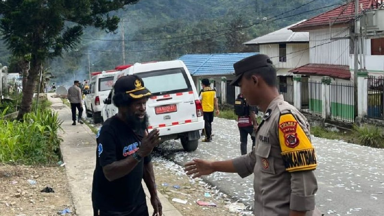 Polres Tolikara terus berupaya menciptakan situasi Kamtibmas yang aman dan kondusif dengan mengintensifkan patroli humanis dan pendekatan dialogis di wilayah hukumnya, mendengarkan langsung keluhan warga. Kegiatan patroli humanis Polres Tolikara ini menya