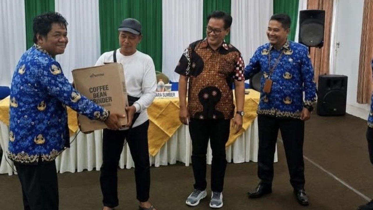 Dinas Kehutanan Provinsi Kalimantan Selatan gencar mengembangkan agroforestri untuk memperkuat perhutanan sosial di Kabupaten Tapin. Pelatihan budidaya kopi berkelanjutan tingkatkan kapasitas petani sekaligus menjaga kelestarian hutan.