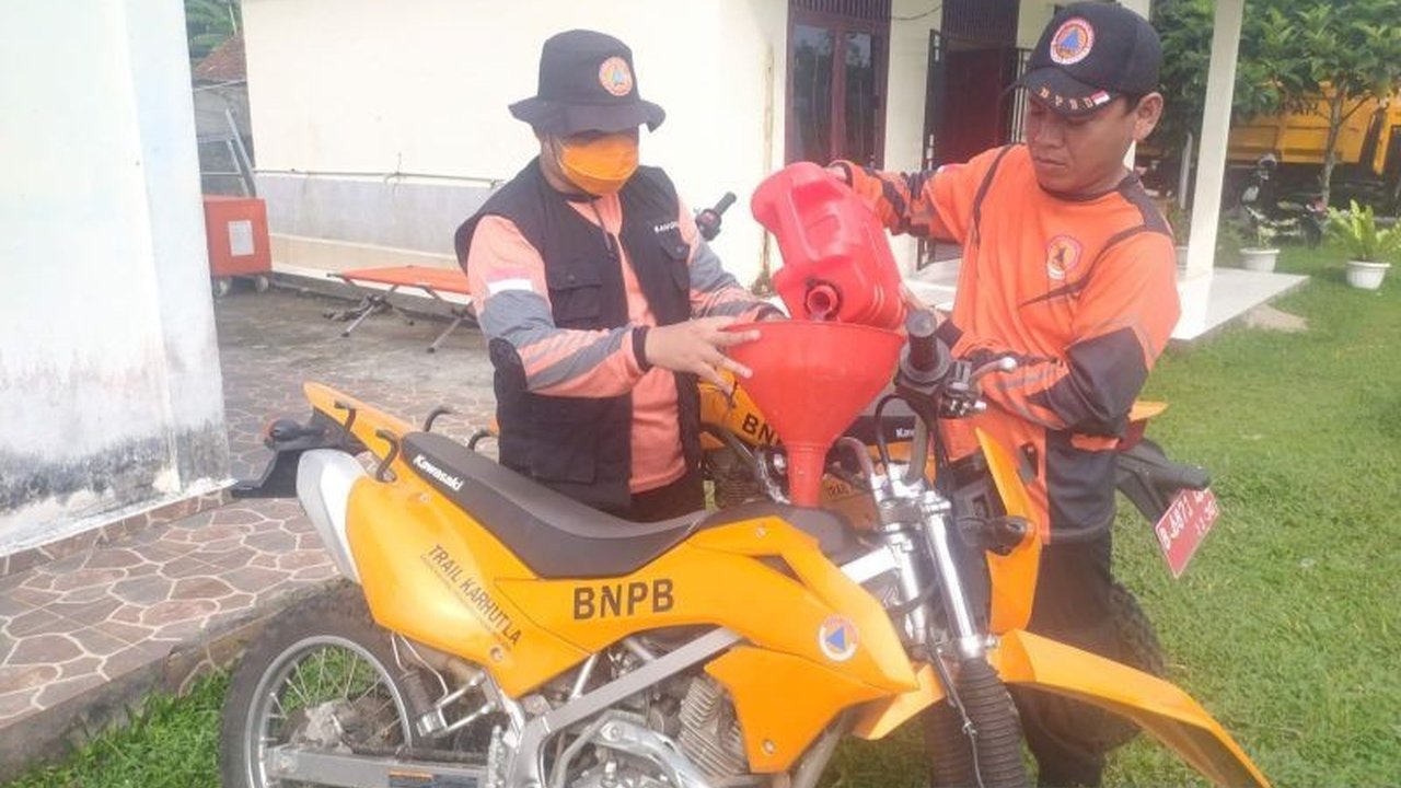 BPBD Muara Enim siagakan **motor pemadam karhutla** dan tetapkan status darurat, antisipasi puncak musim kemarau panjang yang diprediksi terjadi Juli-Agustus 2026.