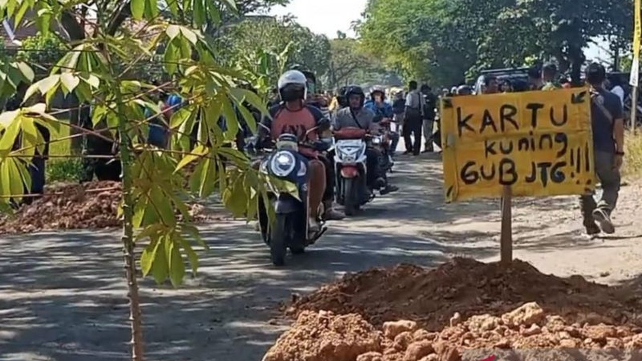 Pemerintah Provinsi Jawa Tengah mengusulkan tiga ruas jalan di Blora untuk mendapatkan pendanaan Inpres Jalan Daerah (IJD) di tengah aksi protes warga atas kerusakan jalan yang tak kunjung diperbaiki.