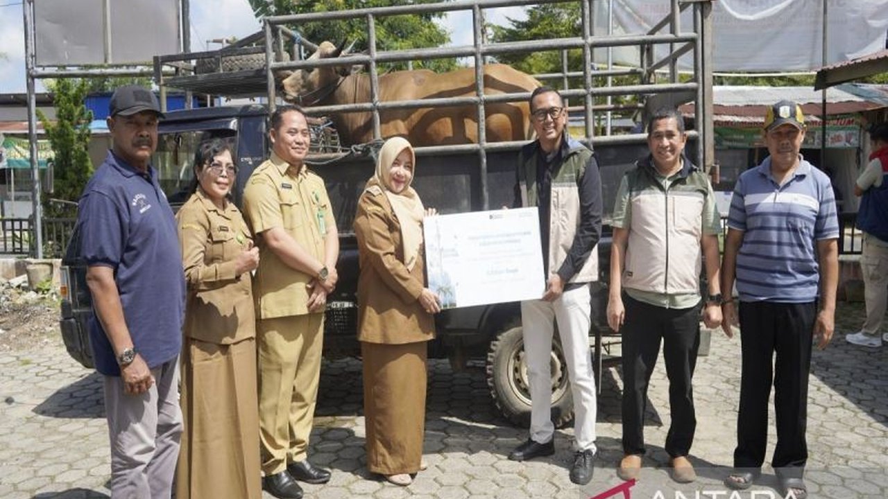 Bandara Syamsudin Noor melalui program TJSL mendistribusikan protein hewani kepada warga sekitar, wujud kepedulian sosial untuk peningkatan gizi dan kesejahteraan masyarakat.