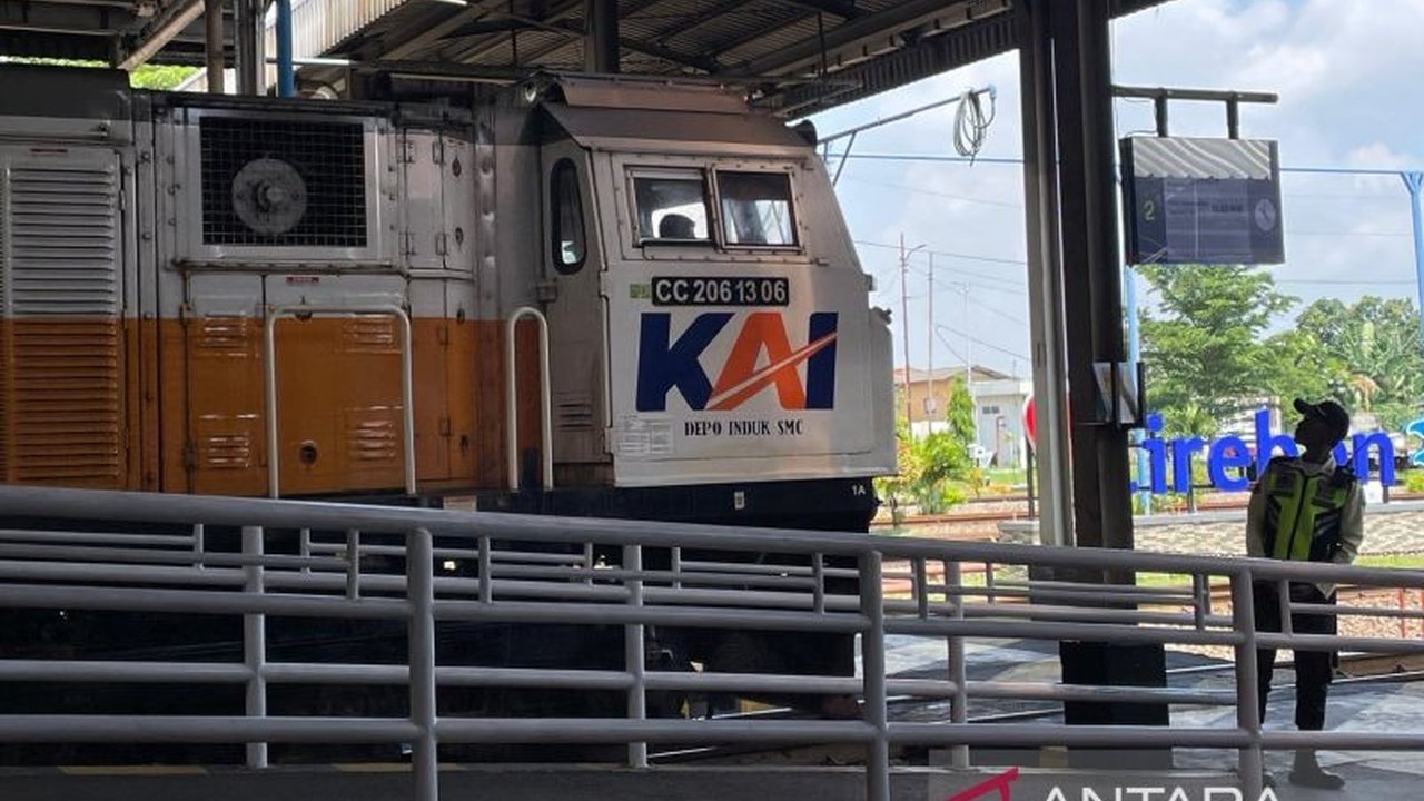 PT KAI Daop 3 Cirebon mengoptimalkan layanan libur panjang akhir pekan ini, menyediakan belasan ribu tiket untuk mengakomodasi lonjakan penumpang dan menjamin perjalanan aman serta nyaman.