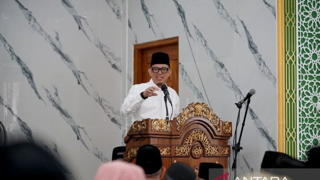 Bupati OKU Teddy Meilwansyah mengajak masyarakat menyalurkan ZIS melalui Baznas OKU untuk meningkatkan kesejahteraan dan pembangunan daerah, menjamin Penyaluran ZIS Baznas OKU yang transparan dan tepat sasaran.