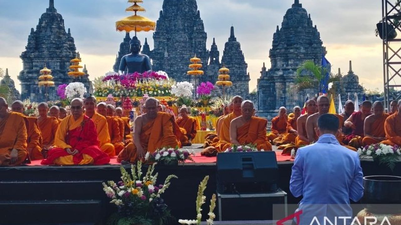 Sebanyak 5.000 penganut agama Buddha merayakan Hari Raya Waisak 2026 di Candi Sewu Klaten dengan khidmat, menegaskan komitmen menebar cinta dan menumbuhkan perdamaian dunia.