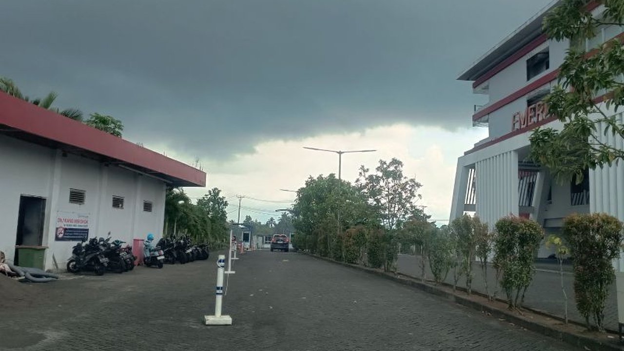 BMKG mengeluarkan peringatan dini potensi Hujan Lebat Sulawesi Utara yang dapat disertai petir dan angin kencang hingga tanggal 7 Juni 2026. Waspadai dampak cuaca ekstrem ini di berbagai wilayah.