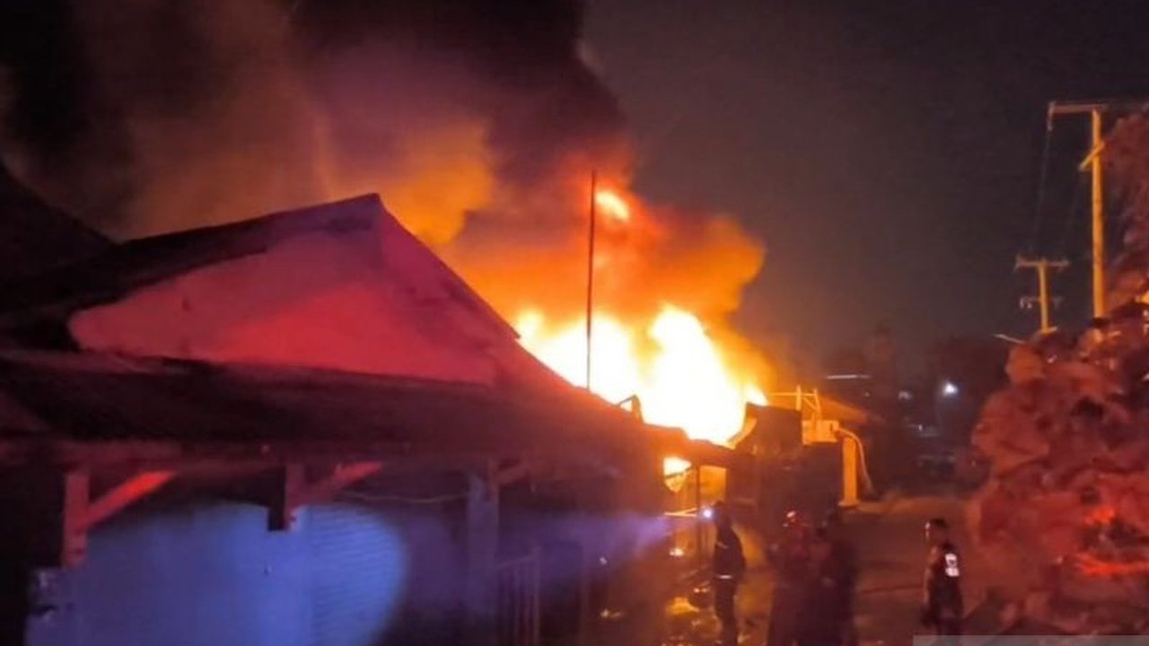 Insiden kebakaran gudang limbah di Cikarang Barat Bekasi meresahkan warga, api cepat merembet ke sejumlah rumah dan sulit dipadamkan oleh petugas pemadam kebakaran.