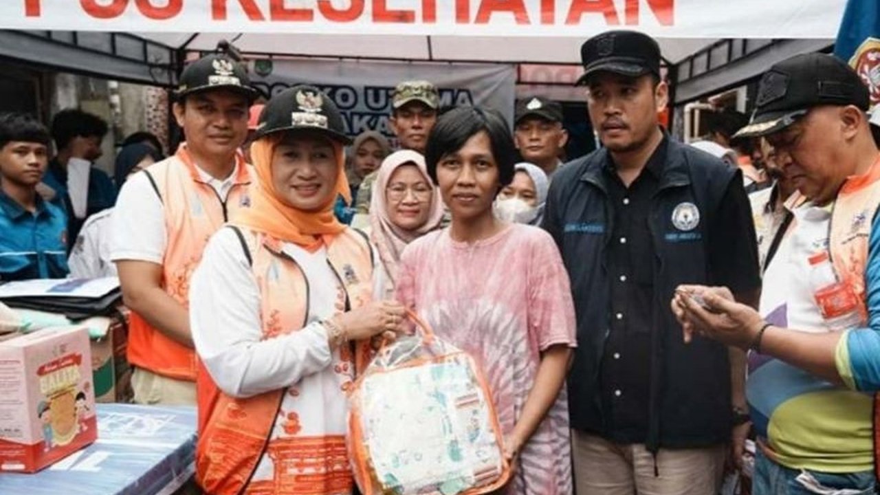 Wali Kota Jakarta Barat Iin Mutmainnah bergerak cepat menyalurkan Bantuan Korban Kebakaran Krendang, memastikan kebutuhan dasar hingga layanan psikososial dan administrasi terpenuhi bagi warga terdampak.