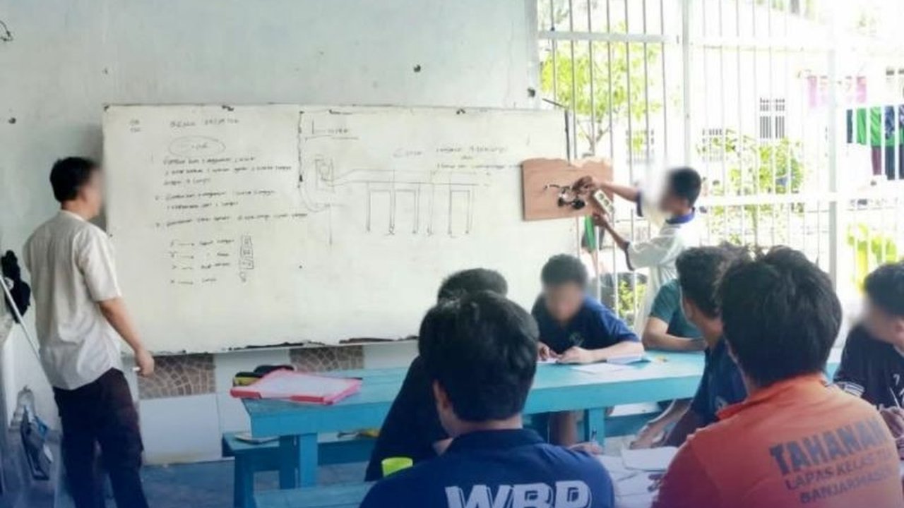Lapas Kelas IIA Banjarmasin membekali warga binaan pemasyarakatan (WBP) dengan keterampilan dasar kelistrikan melalui Program Pendidikan Kesetaraan Paket C, upaya tingkatkan kemampuan praktis sebagai bekal kembali ke masyarakat.