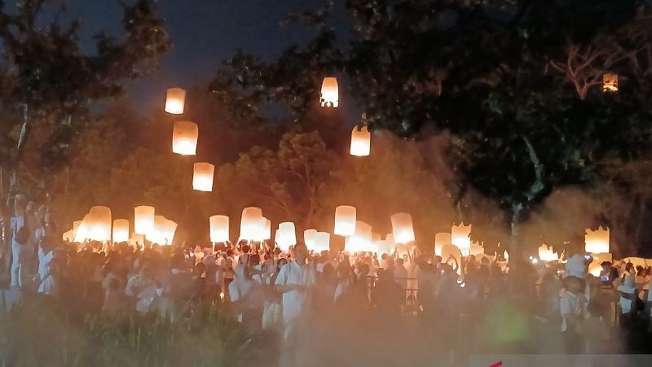Malam puncak Tri Suci Waisak 2026 di Candi Borobudur diwarnai pelepasan ribuan lentera. Momen Lentera Waisak Borobudur ini menjadi simbol kuat harapan perdamaian dan persatuan.