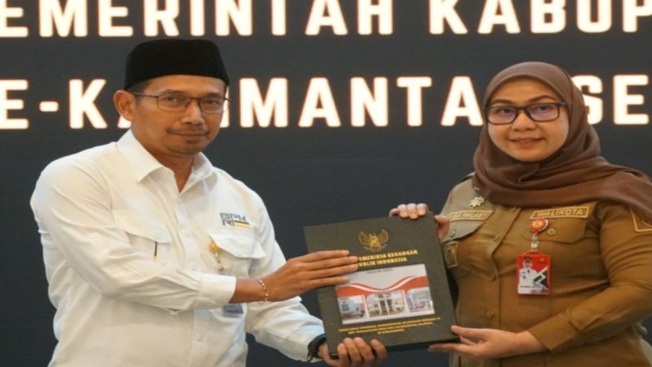 Wali Kota Banjarbaru Erna Lisa Halaby menekankan pentingnya menindaklanjuti rekomendasi BPK untuk memperkuat Pelayanan Publik Banjarbaru serta pengelolaan keuangan daerah yang efektif dan akuntabel.