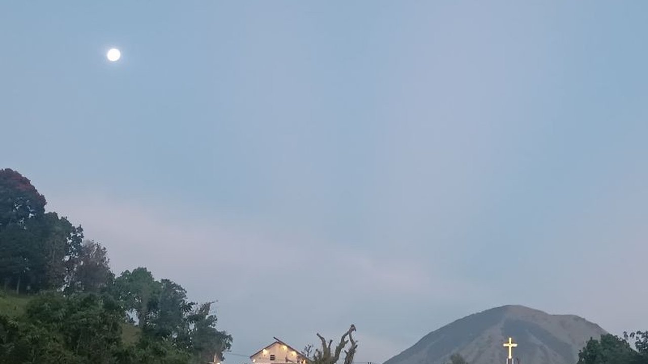 Kementerian ESDM mengingatkan masyarakat untuk tidak beraktivitas di radius bahaya Kawah Tompaluan-Gunung Lokon. Aktivitasnya Level II (Waspada) dengan potensi gas beracun dan erupsi freatik.