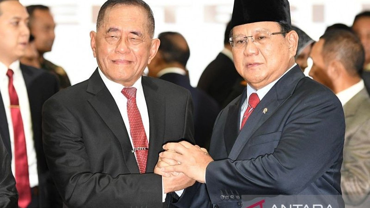 Presiden Prabowo Subianto menyampaikan duka cita atas berpulangnya Jenderal TNI (Purn.) Ryamizard Ryacudu, mantan Menteri Pertahanan yang meninggal dunia pada Minggu, 31 Mei 2026. Simak lebih lanjut mengenai sosok dan warisan Ryamizard Ryacudu.