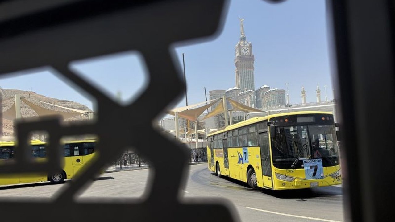 Layanan Bus Shalawat Beroperasi Penuh di Makkah mulai Minggu (31/5), siap antar jemput jamaah haji Indonesia ke Masjidil Haram 24 jam gratis. Simak detail operasional dan rutenya!