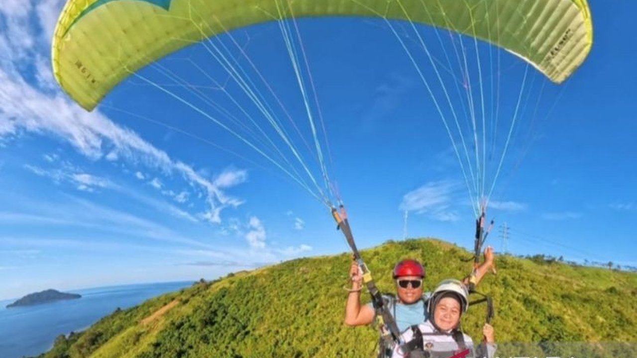 Puncak Dunu di Gorontalo Utara kini menjadi magnet baru bagi wisatawan berkat fasilitas wisata paralayang. Destinasi ini sukses mendongkrak kunjungan turis, terutama di akhir pekan, dan menawarkan pengalaman unik.