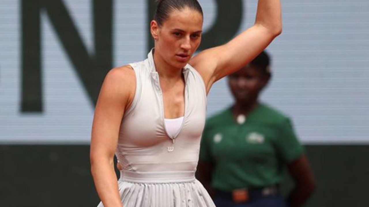 Iga Swiatek tersingkir Roland Garros 2026 setelah takluk di tangan Marta Kostyuk pada babak keempat. Kekalahan ini mengejutkan banyak pihak dan menghentikan langkah juara empat kali tersebut.