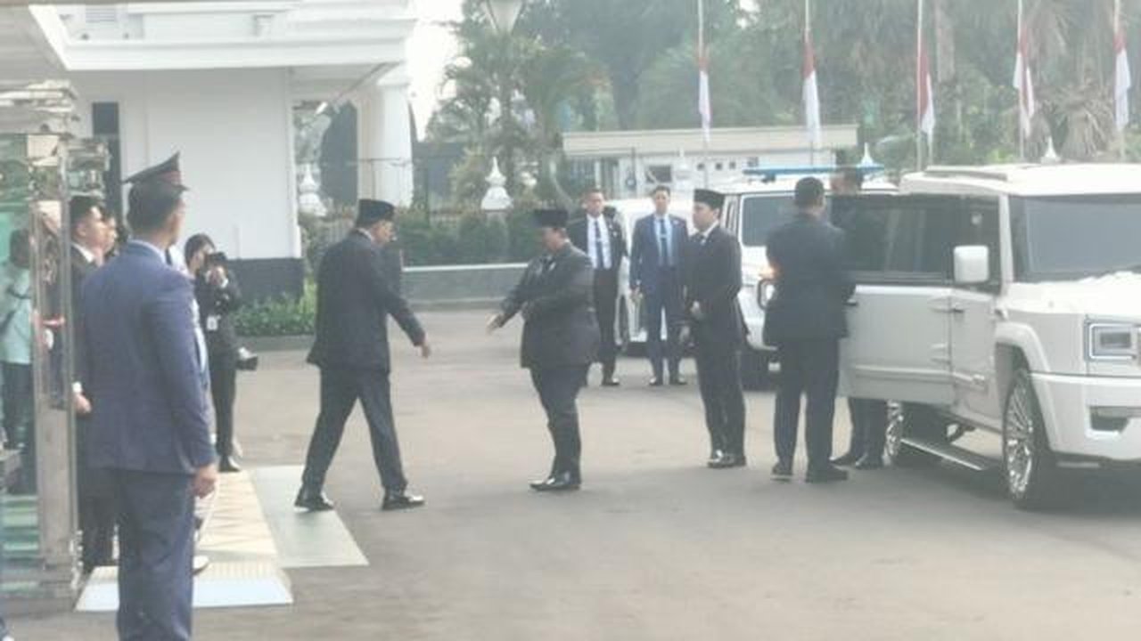 Presiden Prabowo Subianto disambut Menteri Pertahanan Sjafrie Sjamsoeddin saat mendatangi tempat persemayaman jenazah Jenderal TNI (Purn) Ryamizard Ryacudu di Kantor Kementerian Pertahanan, J