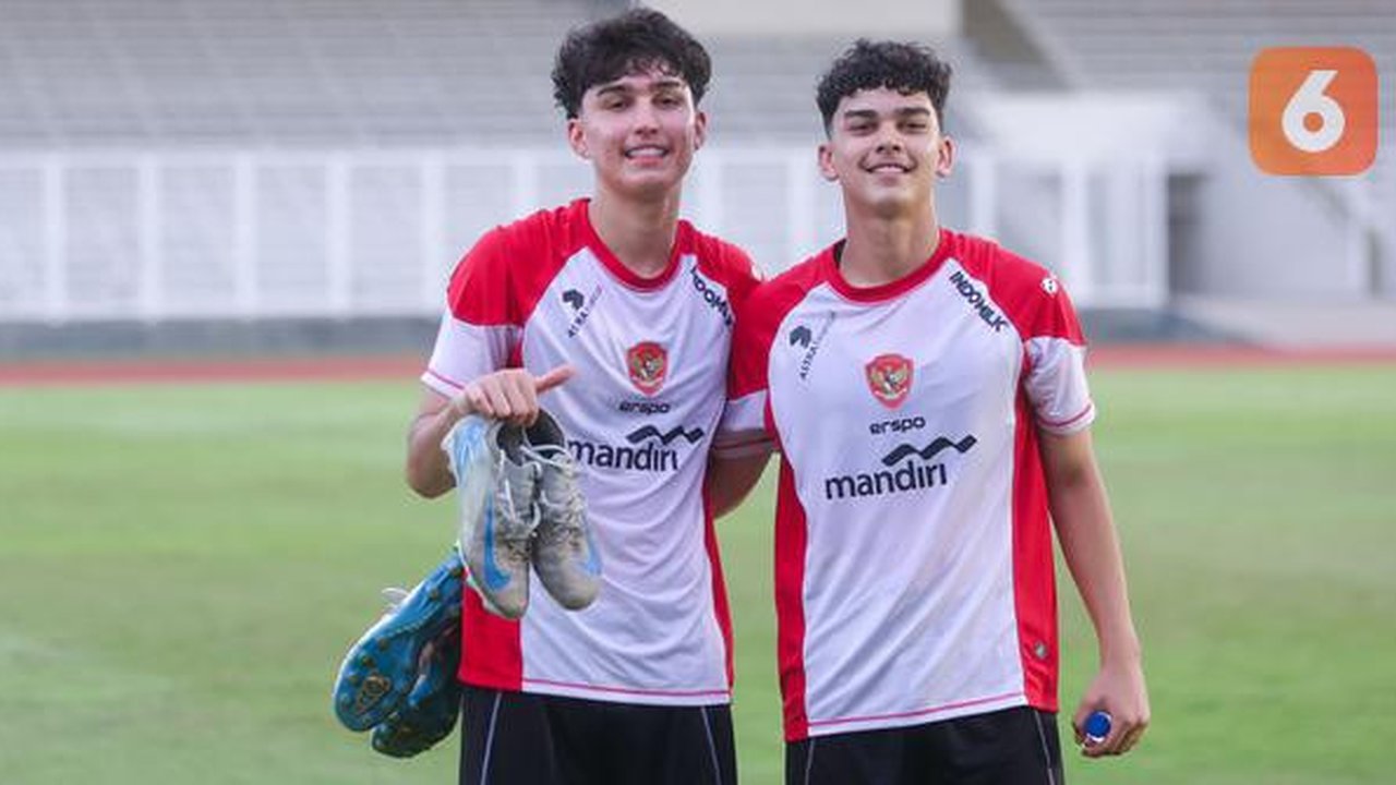 Timothy Baker dan Mathew Baker berpose setelah mengikuti sesi latihan Timnas Indonesia U-20 di Stadion Madya, Jakarta, Rabu (15/1/2025). (Bola.com/M Iqbal Ichsan)
