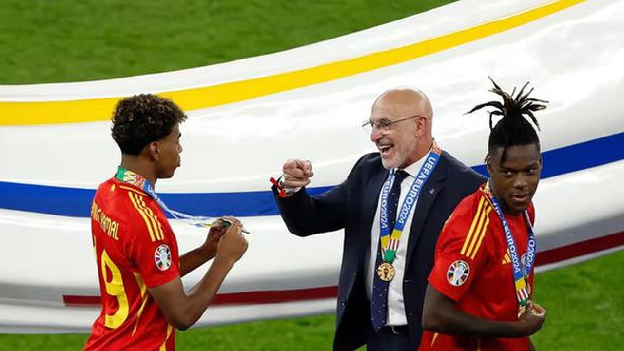 Pelatih Timnas Spanyol, Luis de la Fuente, bersenda gurau dengan Lamine Yamal (kiri). (Dok. FIFA)