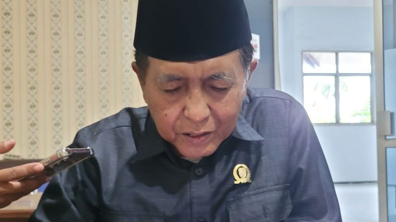 Komisi II DPRD Situbondo mendesak pemerintah daerah segera menyusun kerangka kebijakan untuk menyambut program Makan Bergizi Gratis (MBG) dan Koperasi Desa/Kelurahan Merah Putih (KDKMP). Langkah ini penting agar daerah tidak hanya menjadi penonton pasif d