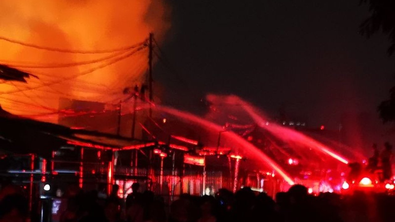 Ratusan personel gabungan dikerahkan untuk membantu evakuasi warga terdampak kebakaran Kemayoran di Jakarta Pusat, memastikan penanganan cepat bagi para korban.