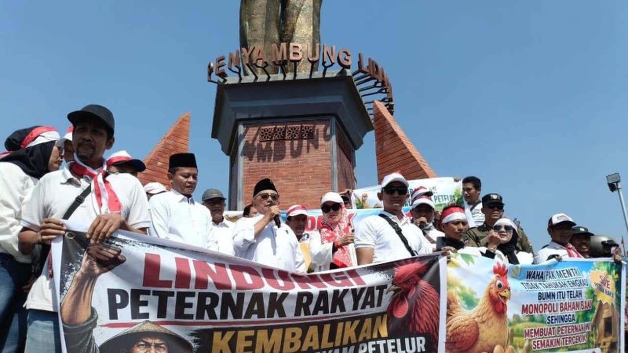 Ratusan Peternak Blitar Raya melakukan aksi menuntut perlindungan pemerintah akibat harga telur anjlok dan biaya pakan yang melambung, mengancam keberlangsungan usaha mereka.
