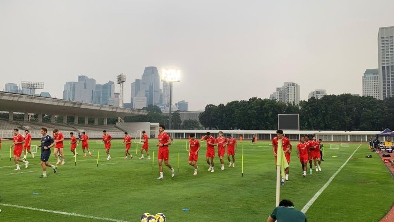 Bek Twente, Mees Hilgers, terlihat berlatih bersama Timnas Indonesia jelang FIFA Match Day. Kehadiran Mees Hilgers Timnas Indonesia ini untuk pemulihan cedera dan membangun chemistry dengan pelatih baru John Herdman.
