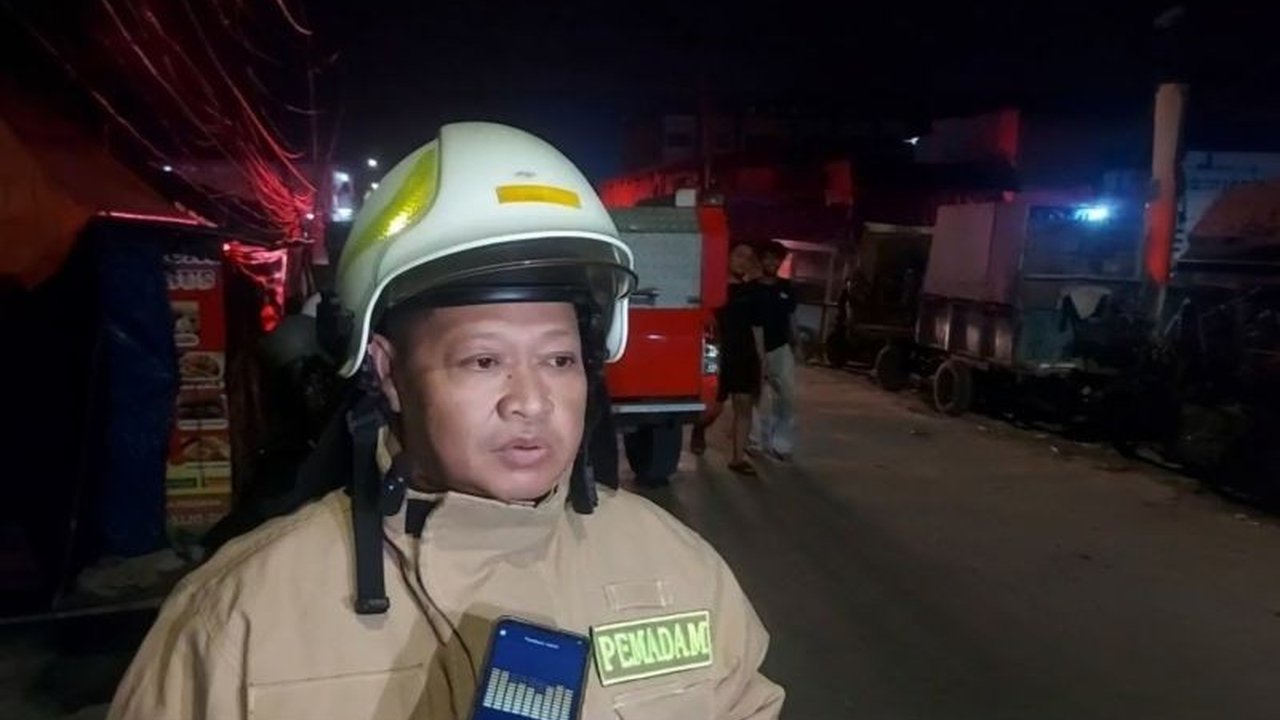Petugas pemadam kebakaran berhasil memadamkan insiden kebakaran rumah panggung di Muara Karang, Jakarta Utara, dalam waktu kurang dari satu jam. Simak detail penanganan cepatnya.