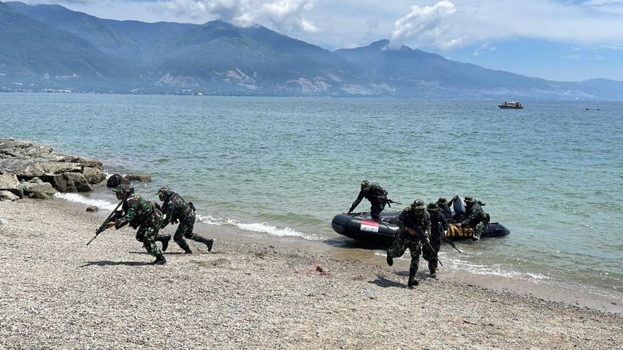 Satgas Operasi Trisila II TNI AL Tahun 2026 menggelar latihan pendaratan amfibi di Palu, perkuat kesiapan tempur prajurit menghadapi ancaman maritim di Selat Makassar.