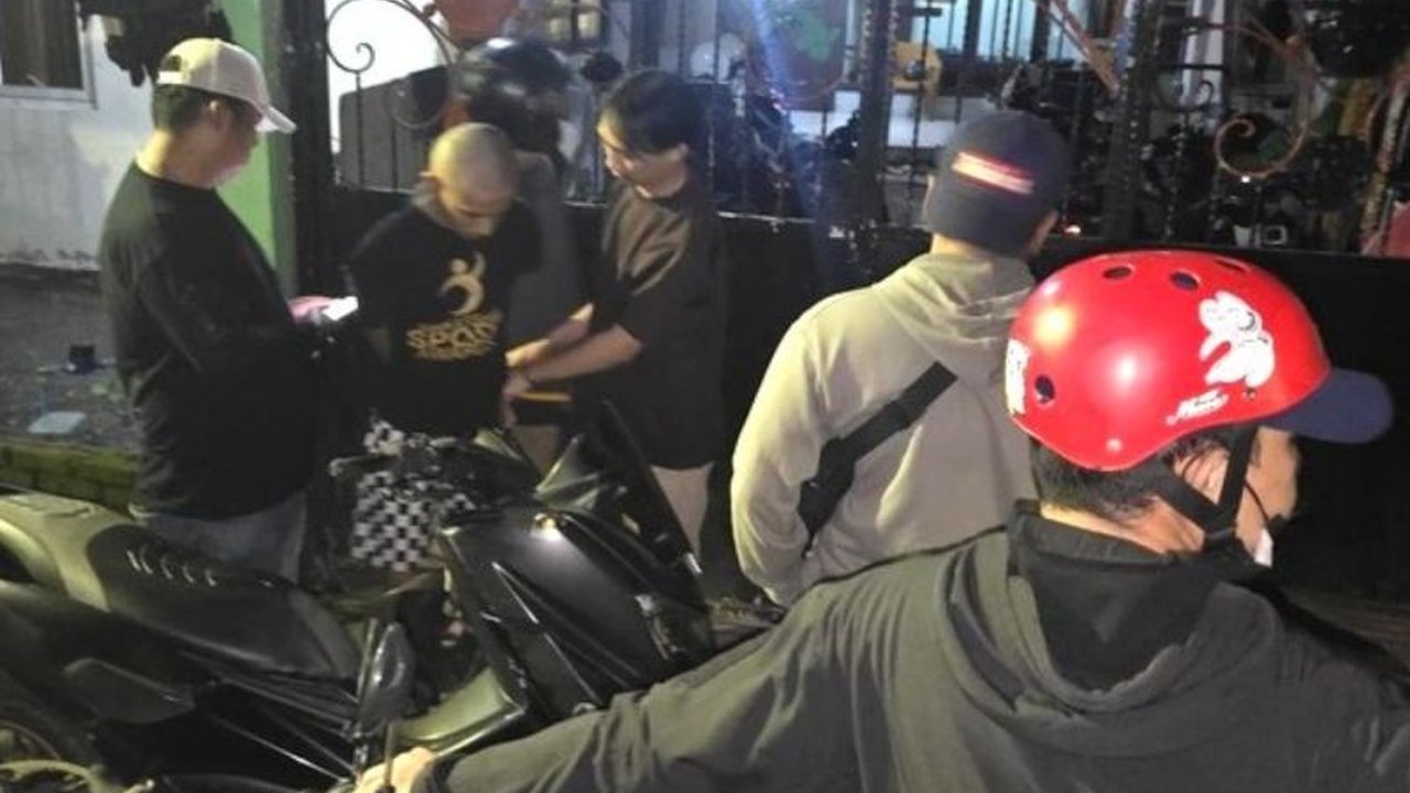 Setelah dua bulan buron, polisi akhirnya berhasil melakukan penangkapan pelaku pembusuran Makassar dari geng motor 'Calon Imam' yang meresahkan warga. Simak kronologi lengkapnya.