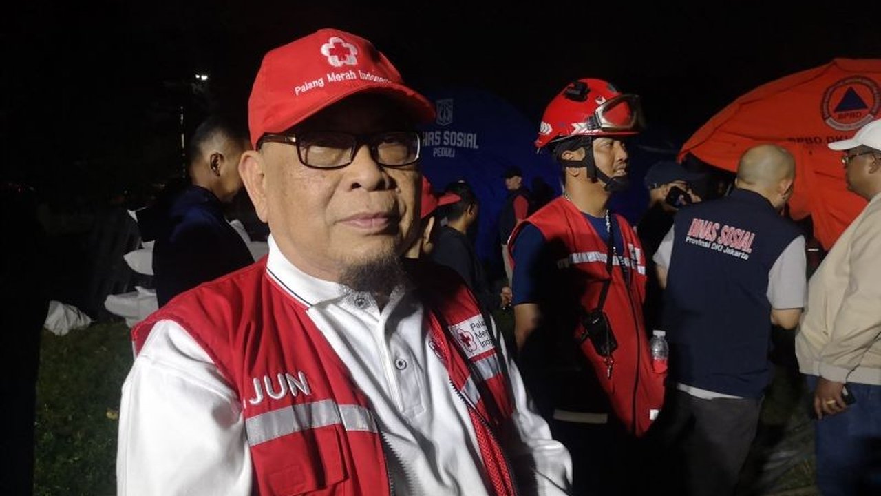 PMI Jakpus Tangani Kebakaran Kemayoran dengan menerjunkan tim kesehatan dan ambulans, serta menyiapkan tenda pengungsian. Simak upaya tanggap darurat yang dilakukan untuk korban kebakaran di Pasar Jiung.