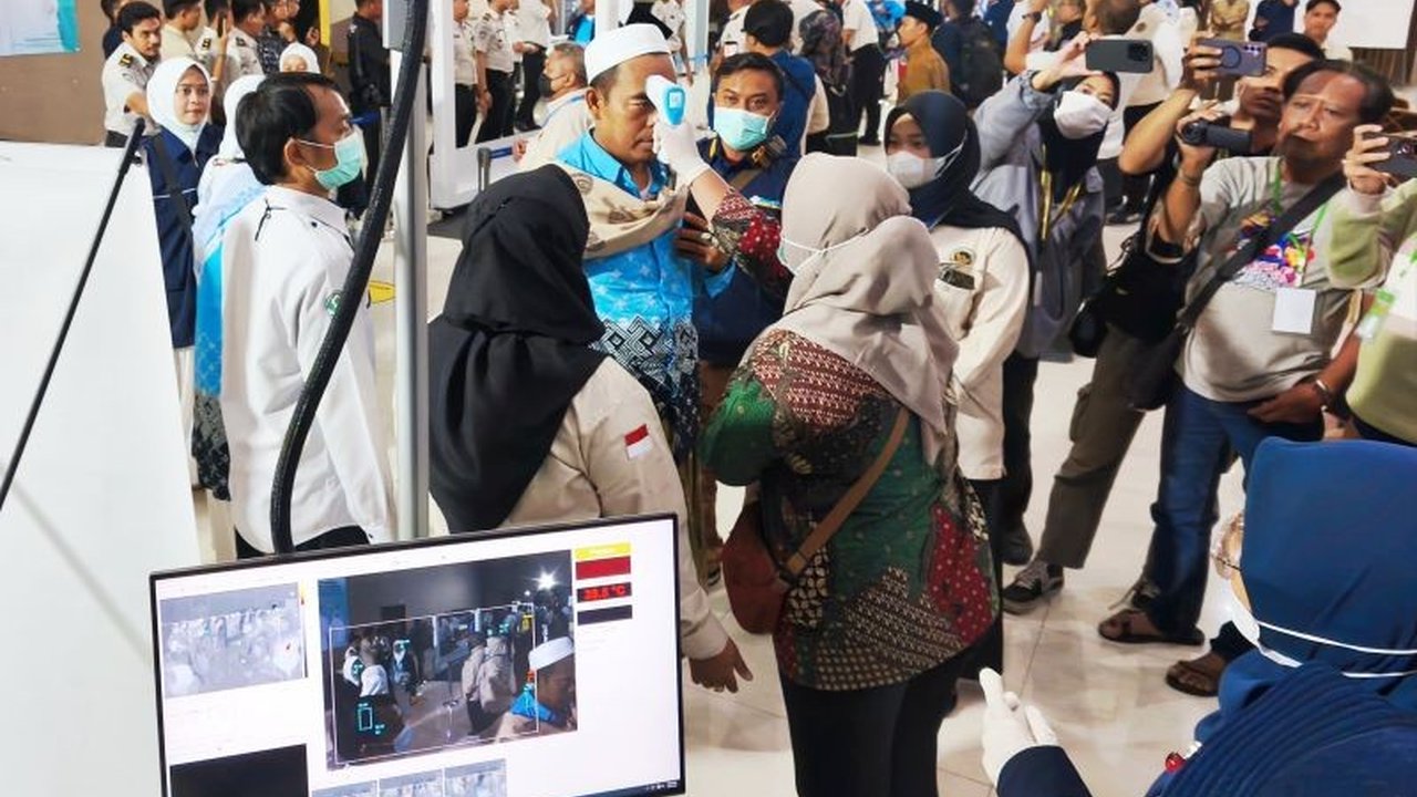 Ratusan jamaah haji kloter pertama telah tiba di Surabaya, menandai dimulainya proses kepulangan. Simak bagaimana sistem seamless corridor mempercepat proses ini dan informasi terkini mengenai Kepulangan Jamaah Haji Kloter Pertama Surabaya.
