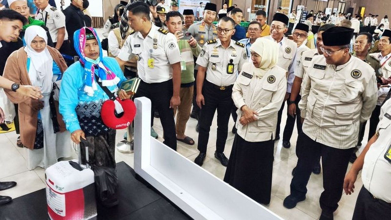 Gubernur Khofifah mengapresiasi layanan Seamless Corridor yang percepat pemeriksaan imigrasi jamaah haji Debarkasi Surabaya, kurangi antrean, tingkatkan kenyamanan dengan teknologi iris mata.
