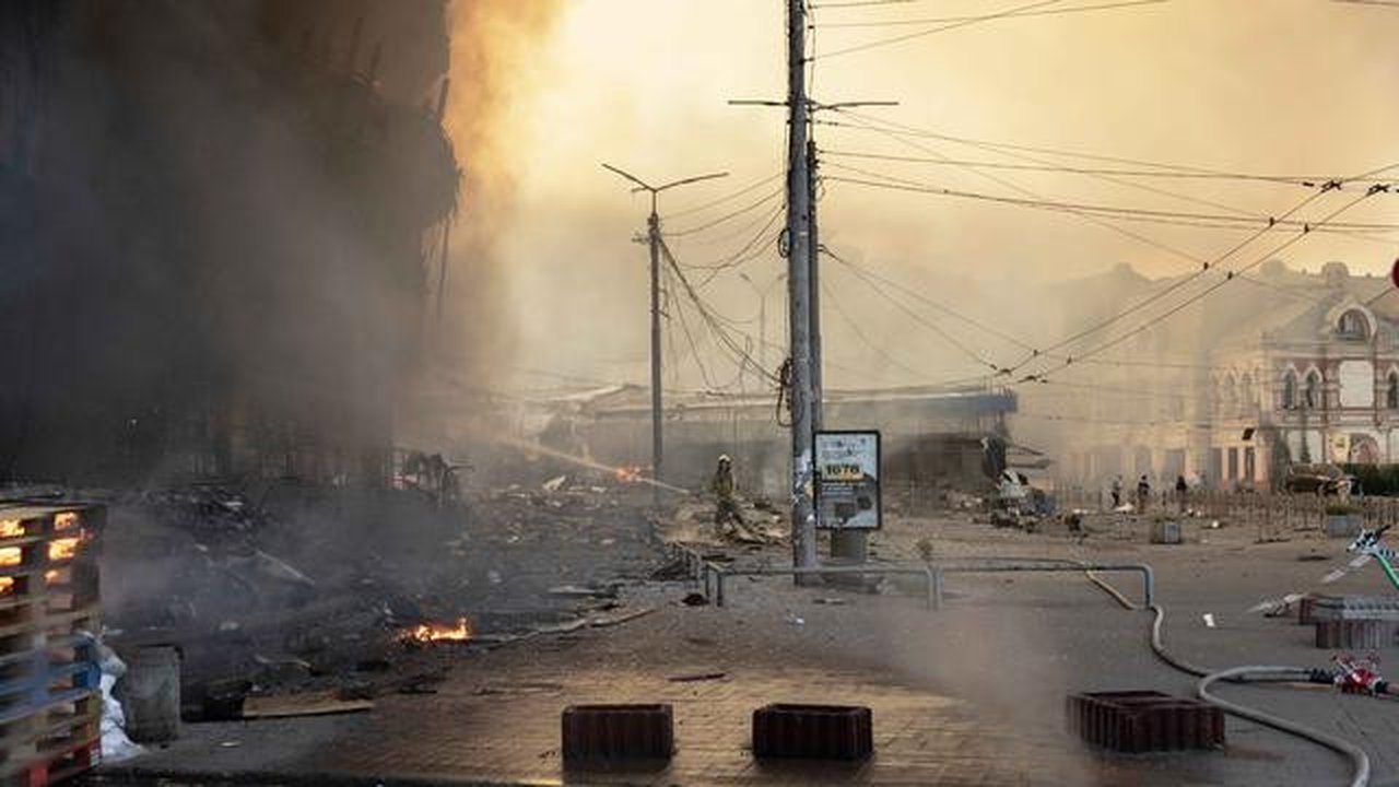 Petugas pemadam kebakaran Ukraina bekerja di lokasi di samping bangunan yang rusak parah setelah serangan Rusia di Kyiv pada Minggu 24 Mei 2026, di tengah invasi Rusia ke Ukraina. (Roman PILI