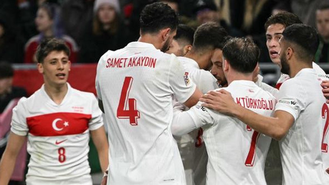 Gelandang Turki #10, Hakan Calhanoglu, merayakan gol pertama timnya dari titik penalti bersama rekan-rekannya selama pertandingan leg kedua play-off UEFA Nations League A/B antara Hungaria