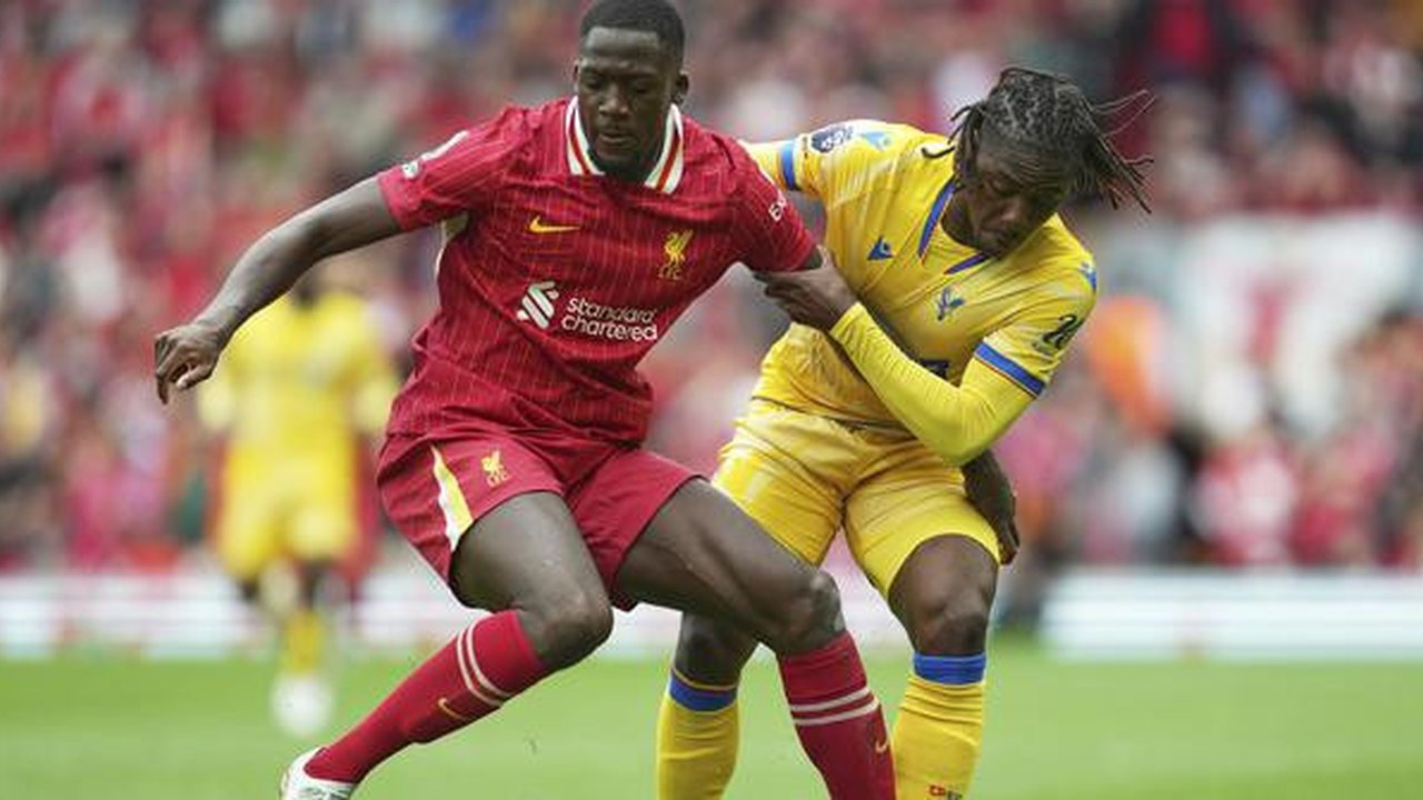 Ibrahima Konate melindungi bola dari Eberechi Eze di laga Liverpool vs Crystal Palace di Anfield, Minggu (25/05/2025) malam WIB. (AP/Jon Super)
