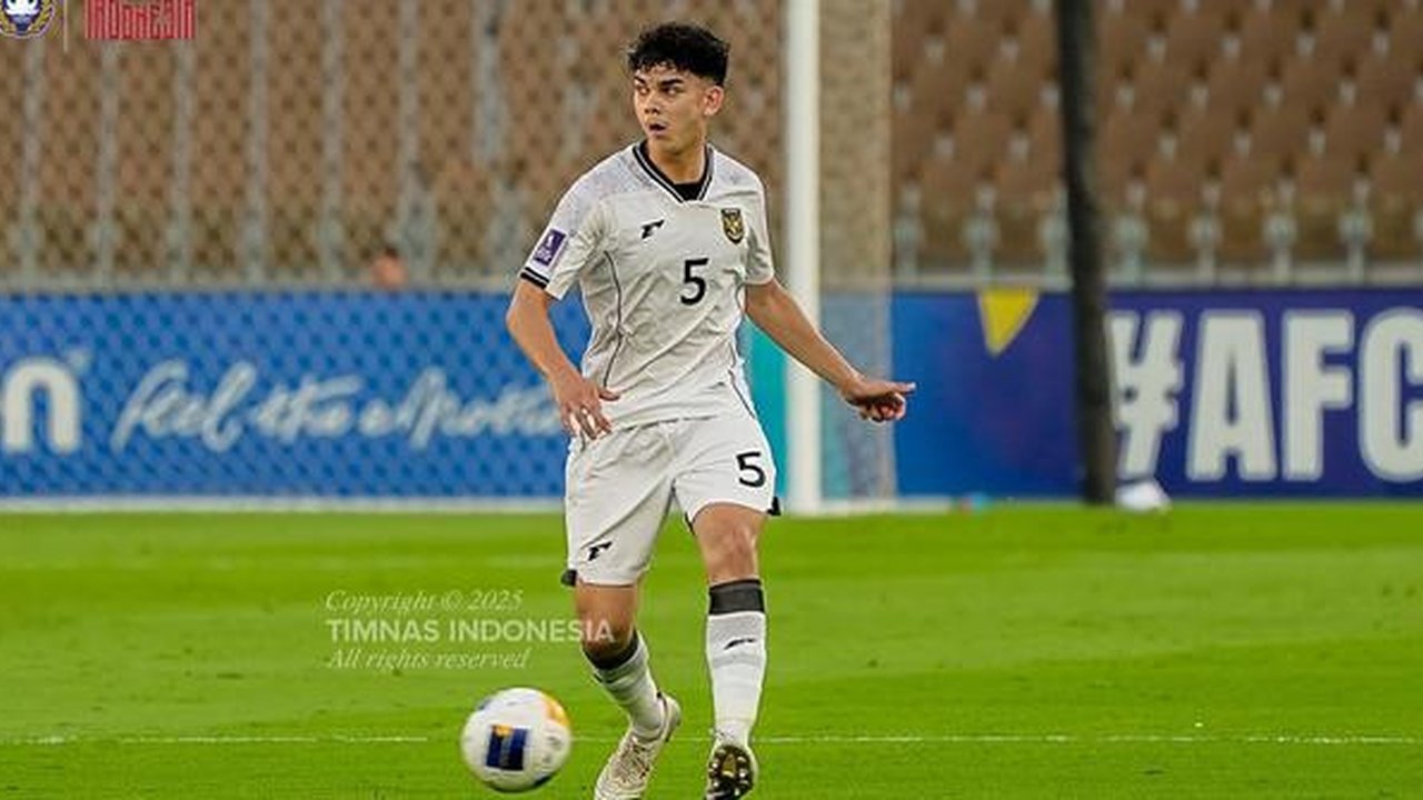 Bek Timnas Indonesia U-17, Mathew Baker, saat laga melawan Korea Selatan pada laga perdana Grup C Piala Asia U-17 2025 di Prince Abdullah Al-Faisal Stadium, Jumat (4/4/2025) malam WIB