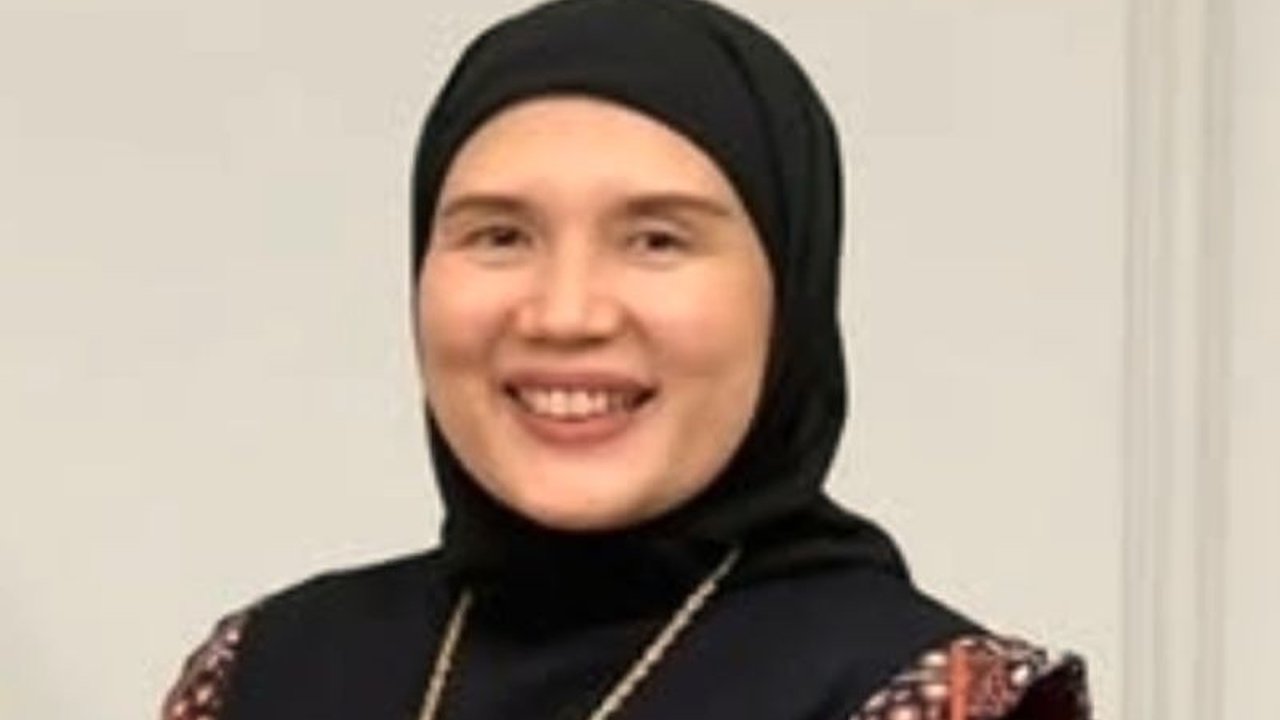 Kantor OJK Purwokerto mengimbau masyarakat untuk lebih cermat dalam memilih instrumen investasi, menekankan prinsip legalitas dan kewajaran. Ini penting untuk menghindari kerugian akibat maraknya penawaran investasi ilegal yang menjanjikan keuntungan tida