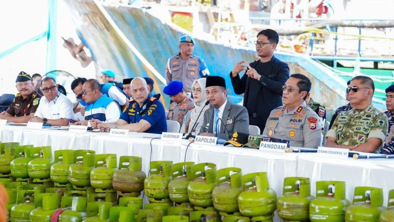Gubernur Sulawesi Selatan menyampaikan apresiasi tinggi kepada TNI-Polri atas keberhasilan pengungkapan kasus BBM subsidi, menyoroti dampak besar praktik ilegal ini terhadap masyarakat dan negara.