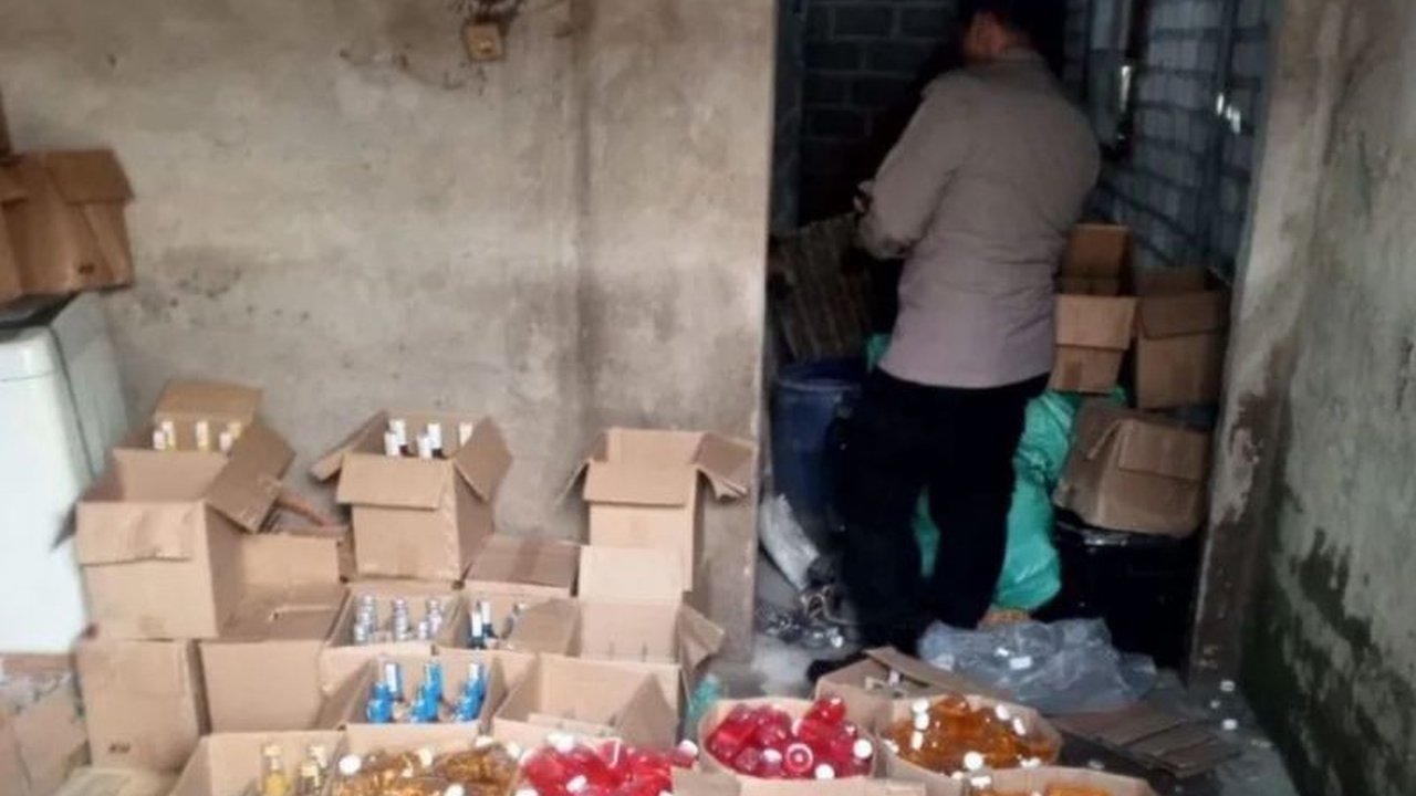 Polres Lamongan berhasil menyita 1.222 botol minuman keras ilegal dari sebuah warung di Brondong. Penindakan ini bertujuan menekan potensi kriminalitas akibat peredaran miras ilegal Lamongan.