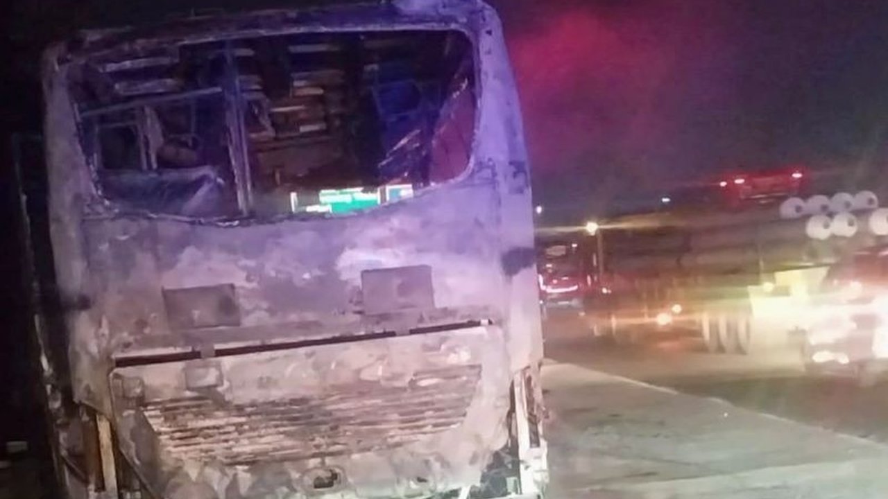 Insiden kebakaran mikrobus di Tol Japek KM 55 Karawang dini hari tadi tidak menimbulkan korban jiwa berkat kesigapan pengemudi dan petugas, meski kerugian material mencapai puluhan juta rupiah.