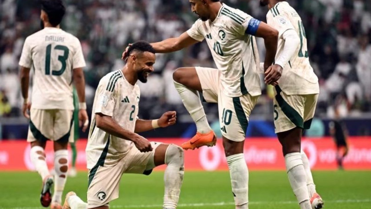 Timnas Arab Saudi siap menggebrak Piala Dunia 2026 dengan skuad perpaduan pemain berpengalaman dan talenta muda. Mampukah Elang Hijau kembali menciptakan kejutan?