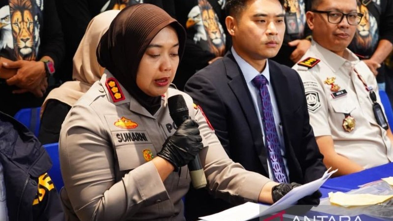 Polisi berhasil mengungkap Kronologi Pembunuhan WNA Korsel di Bekasi, Byong Chan Sang, yang didalangi oleh dua tersangka dengan motif imbalan uang. Simak detail lengkapnya.