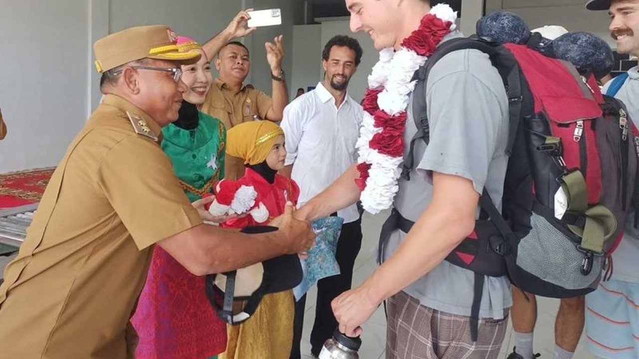 Pemerintah Kabupaten Simeulue menyambut puluhan turis asing dengan tarian tradisional dan kalungan bunga, optimis akan memajukan sektor Wisata Simeulue dan ekonomi lokal.