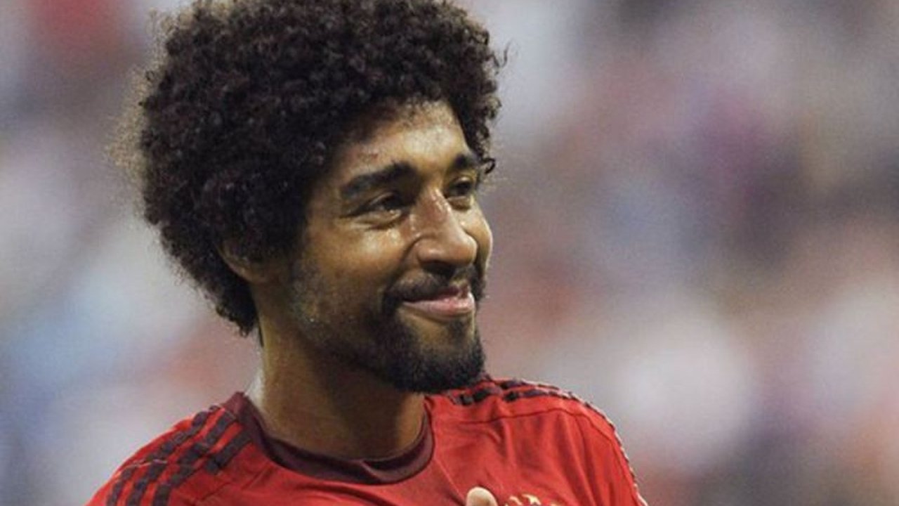 Mantan bek tangguh, Dante, kini resmi menjabat pelatih kepala tim akademi Bayern Muenchen. Penunjukan ini diharapkan mampu melahirkan talenta baru bagi klub raksasa Jerman tersebut.